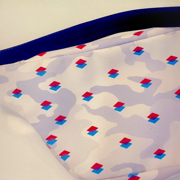 ❤️💙 LIMITED EDITION SPRAY GROUND Fanny Pack - Picture 3 of 8